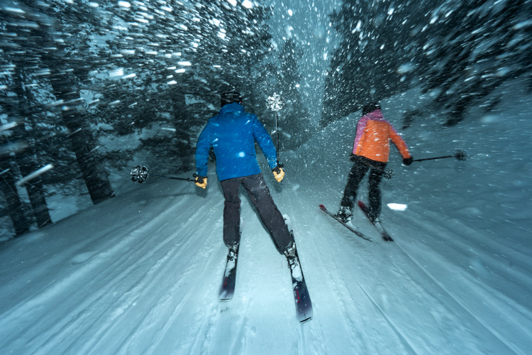 Modely lyží s camber a rocker profilom