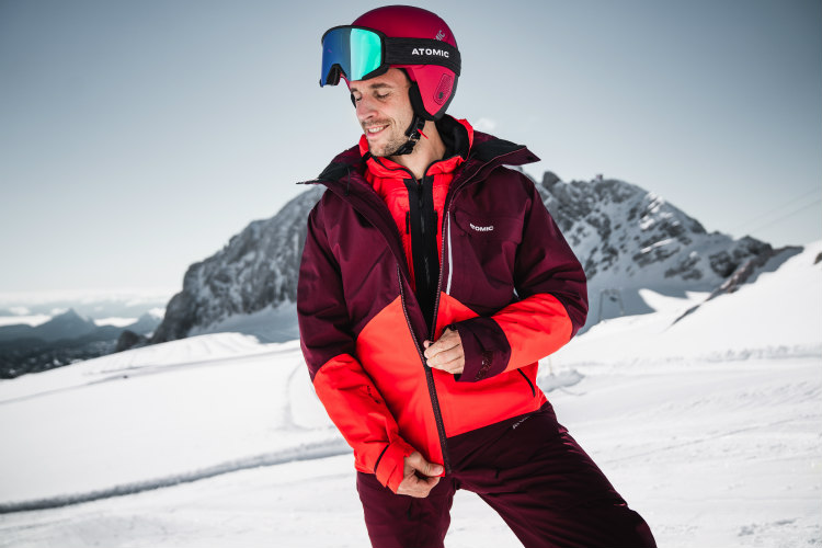 7. Zabudnuté lyžiarske doplnky (prilba a okuliare) a chýbajúca ochrana na svahu