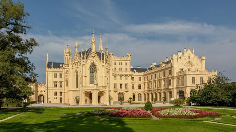 2. Lednicko-valtický areál: Cyklovýlet cez rozprávkový park UNESCO