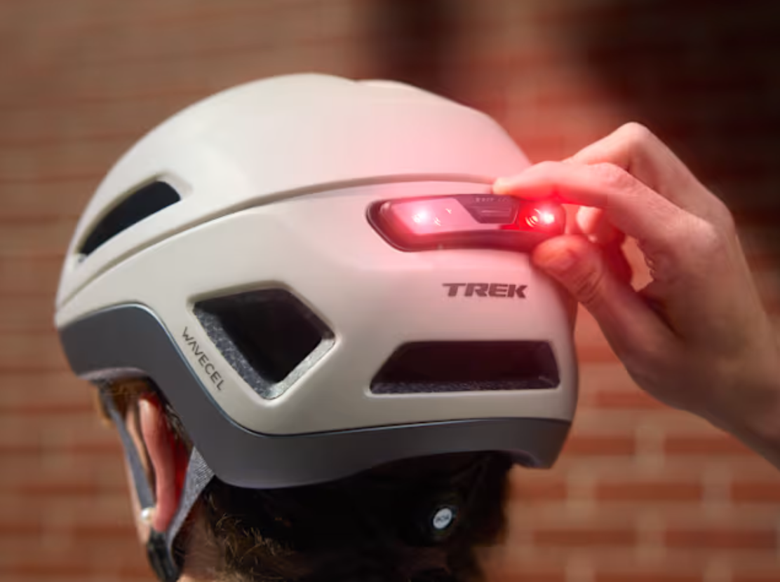 Nová prilba Trek Charge WaveCel: Prilba navrhnutá pre mesto a elektrobicykle