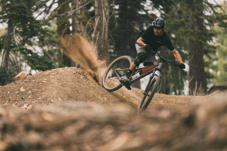 Veľké porovnanie: Hardtail vs. celoodpružený bicykel
