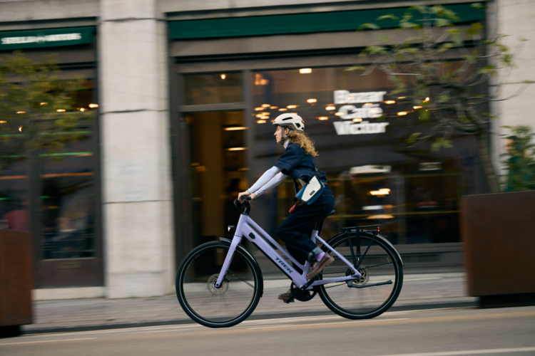 Elegantný mestský elektrobicykel, ktorý vyzerá ako klasický bicykel
