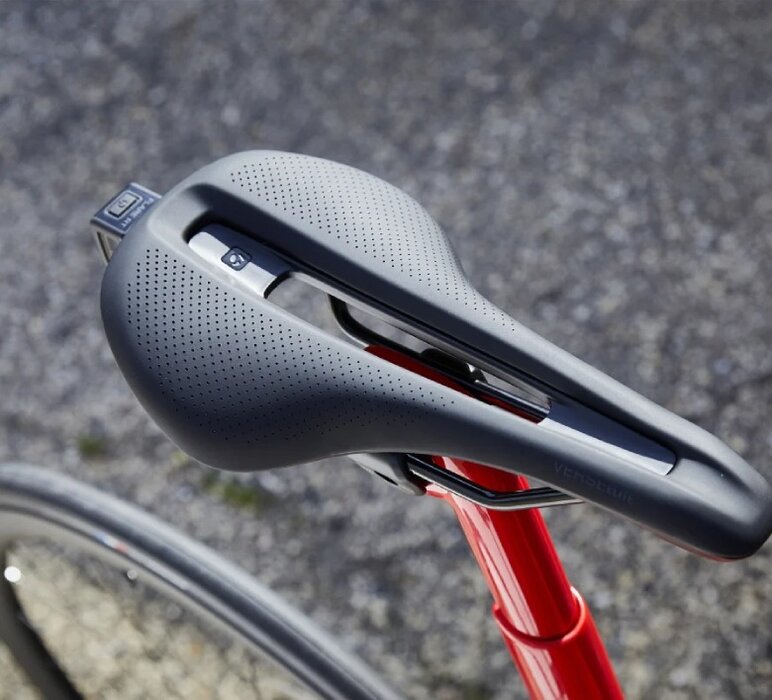 Sedlo Bontrager Ajna Comp W med black