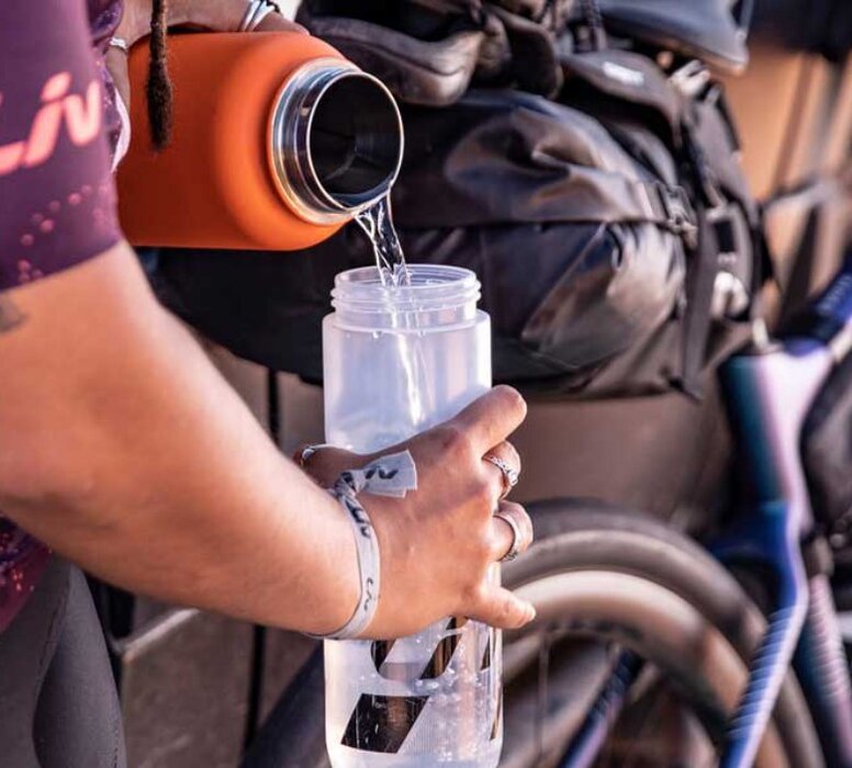 Fľaša Liv Doublespring 600 ml Trasparent Black/Pink