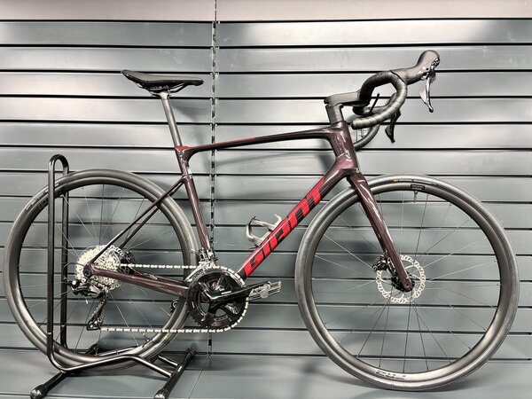 Testovaný bicykel Giant Defy Advanced 2 Tiger Red 2024