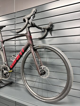 Testovaný bicykel Giant Defy Advanced 2 Tiger Red 2024