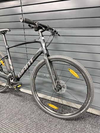 Testovaný bicykel Giant FastRoad AR 2 Metallic Black 2024