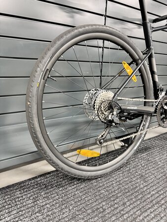 Testovaný bicykel Giant FastRoad AR 2 Metallic Black 2024