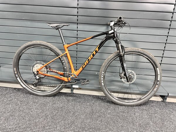 Testovaný bicykel Giant XTC Advanced 2 Black/Amber Glow 2023