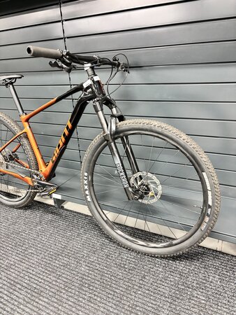 Testovaný bicykel Giant XTC Advanced 2 Black/Amber Glow 2023
