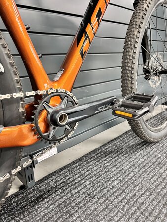 Testovaný bicykel Giant XTC Advanced 2 Black/Amber Glow 2023