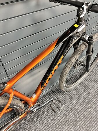 Testovaný bicykel Giant XTC Advanced 2 Black/Amber Glow 2023