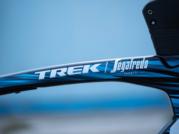 Bicykel Trek Madone SLR 6 Disc Blue/Smoke 2021