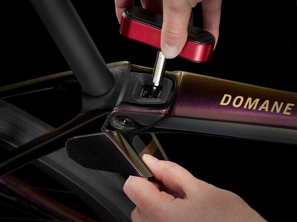 Bicykel Trek Domane SLR 6 Gen 4 Axinite Flip/Trek Black 2024