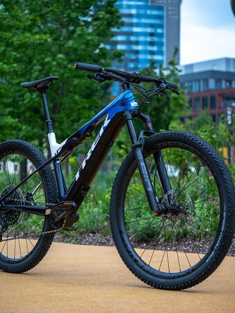 Elektrobicykel Trek E-Caliber 9.8 GX Gloss Alpine Navy Smoke/White 2021