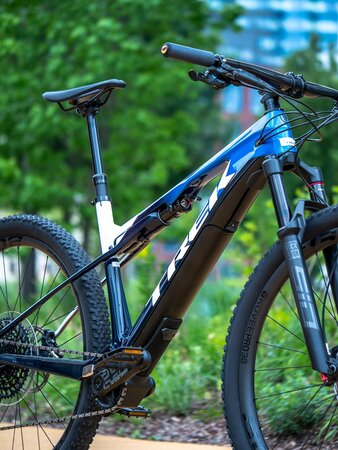 Elektrobicykel Trek E-Caliber 9.8 GX Gloss Alpine Navy Smoke/White 2021