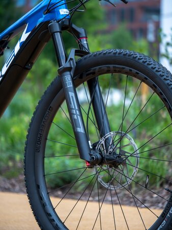 Elektrobicykel Trek E-Caliber 9.8 GX Gloss Alpine Navy Smoke/White 2021