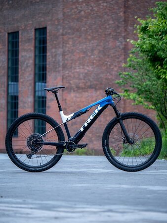 Elektrobicykel Trek E-Caliber 9.8 GX Gloss Alpine Navy Smoke/White 2021