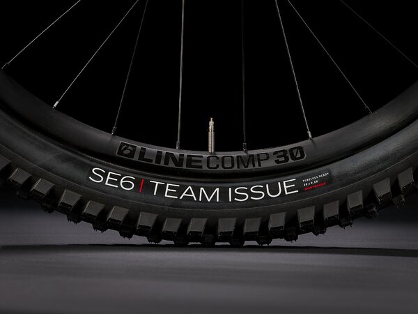 Elektrobicykel Trek Rail 9.8 XT Black/Marigold to Red Fade 2022