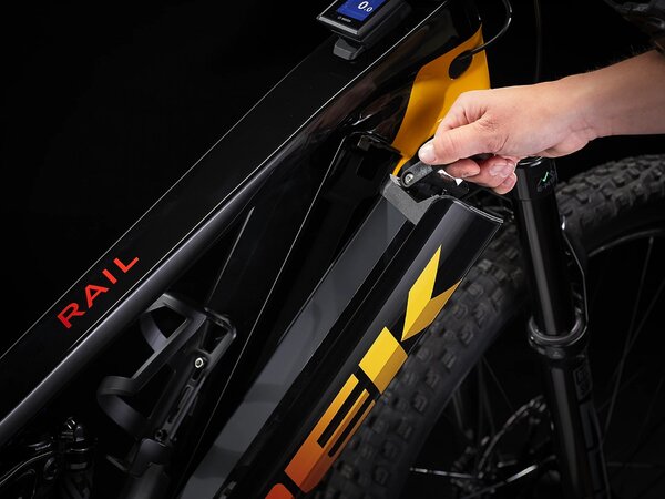 Elektrobicykel Trek Rail 9.8 XT Black/Marigold to Red Fade 2022