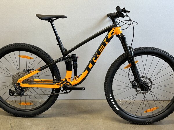 Testovaný bicykel Trek Fuel EX 5 Lithium Grey/Marigold 2023