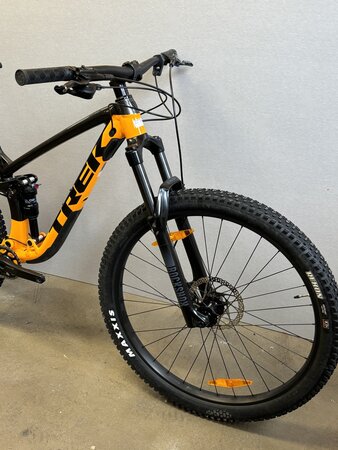 Testovaný bicykel Trek Fuel EX 5 Lithium Grey/Marigold 2023