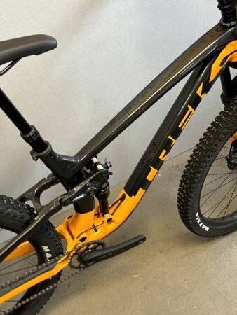 Testovaný bicykel Trek Fuel EX 5 Lithium Grey/Marigold 2023