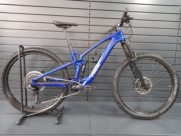 Testovaný elektrobicykel Trek Fuel EXe 9.5 Hex Blue 2023