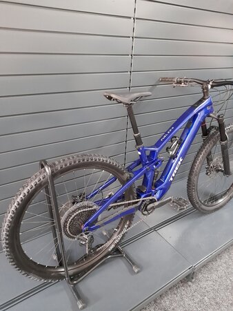 Testovaný elektrobicykel Trek Fuel EXe 9.5 Hex Blue 2023