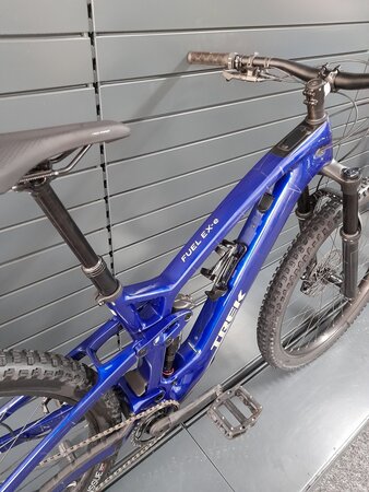 Testovaný elektrobicykel Trek Fuel EXe 9.5 Hex Blue 2023