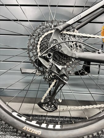 Testovaný elektrobicykel Dema Gama Anthracit/Light Grey 2023