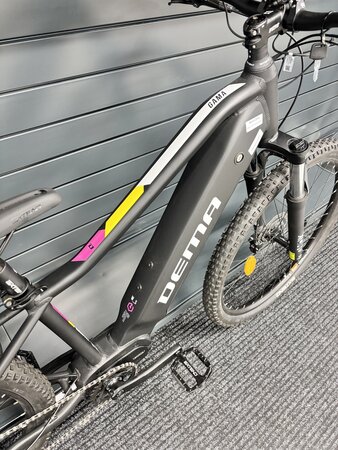 Testovaný elektrobicykel Dema Gama Anthracit/Light Grey 2023