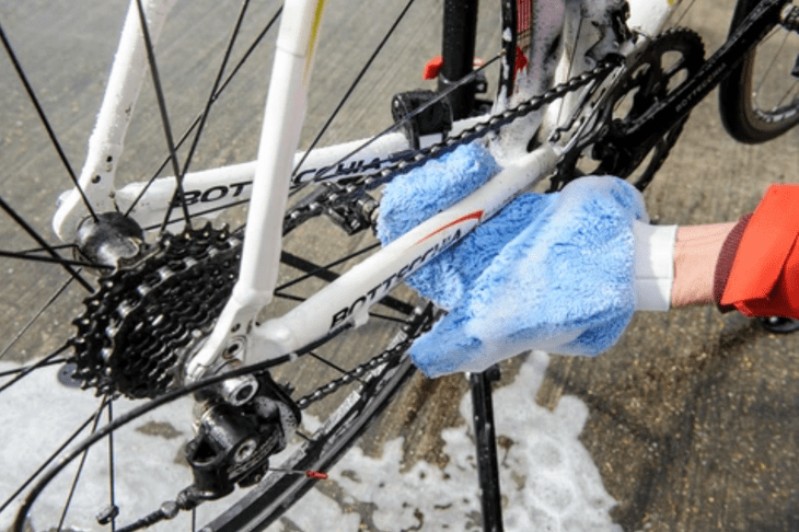 nanesenie čistiaceho prostriedku na bicykel