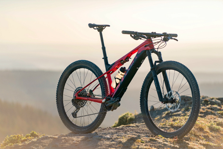 Najľahší celoodpružený elektrobicykel Trek E-Caliber