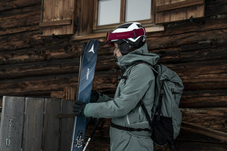 Porovnanie zimného oblečenia na lyže a skialp